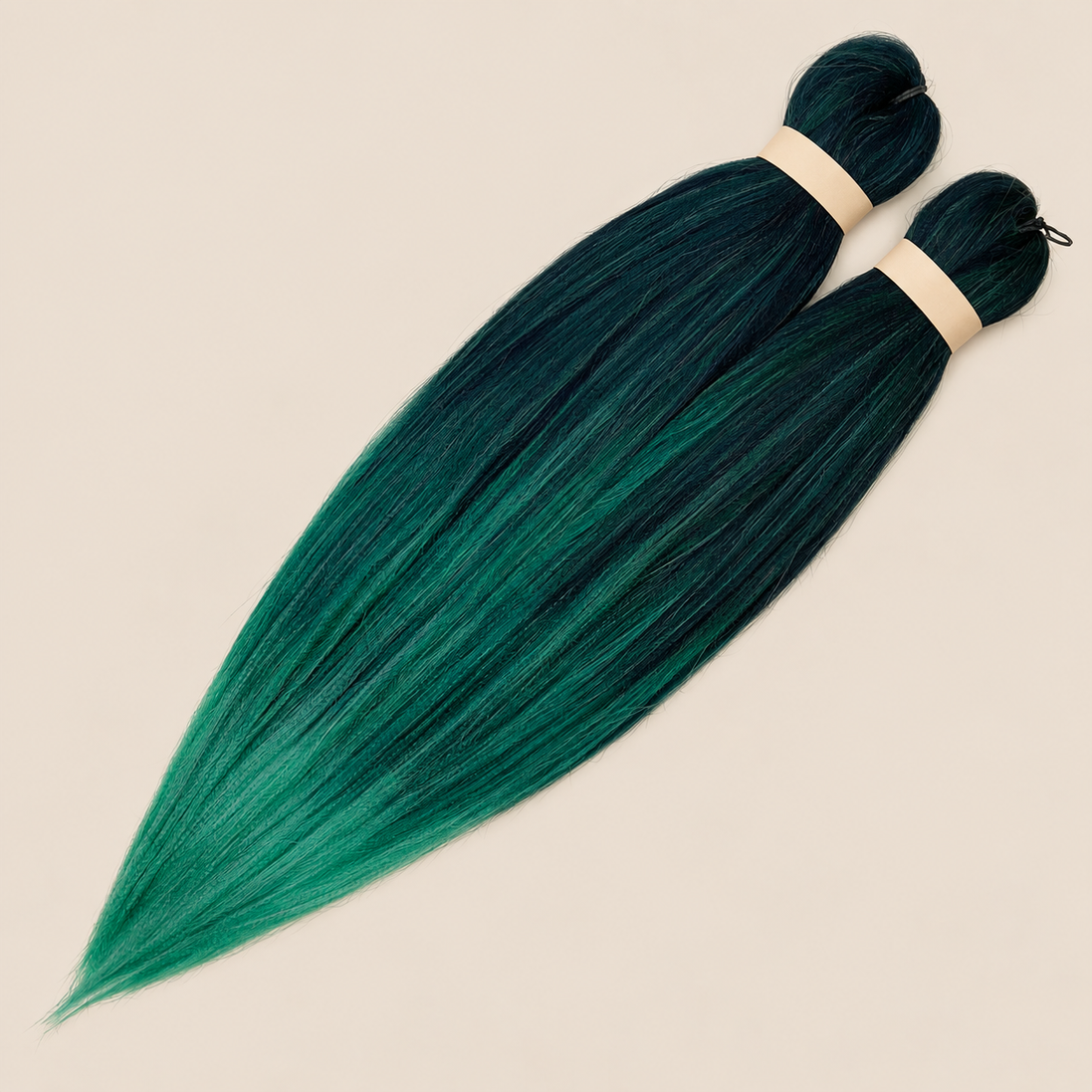 Ultra Braid pre-stretched T3/OM/Emerald zwart smaragdgroen ombre 60 cm, 160 gram op beige achtergrond