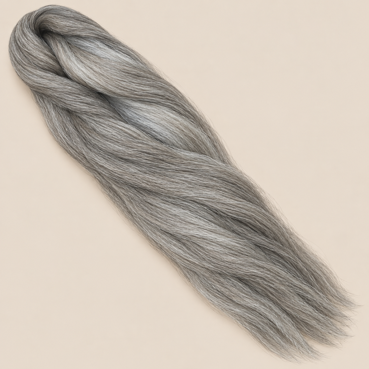 Ultra Braid kanekalon 51 zilvergrijs 110 cm, 155 gram op beige achtergrond