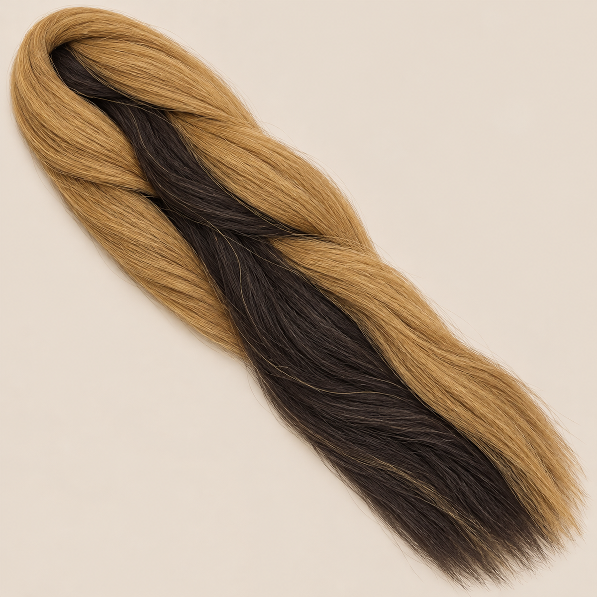 Ultra Braid kanekalon P4/27 donkerbruin honingblond mix 100 cm, 165 gram op beige achtergrond