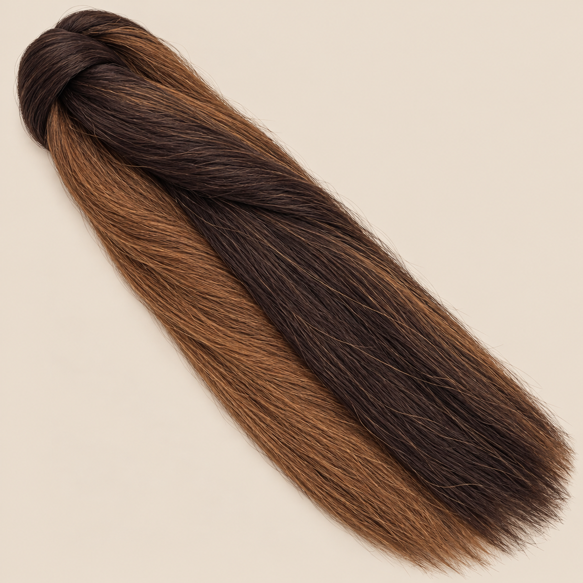 Ultra Braid kanekalon P30/33 koperbruin kastanjebruin mix 100 cm, 165 gram op beige achtergrond