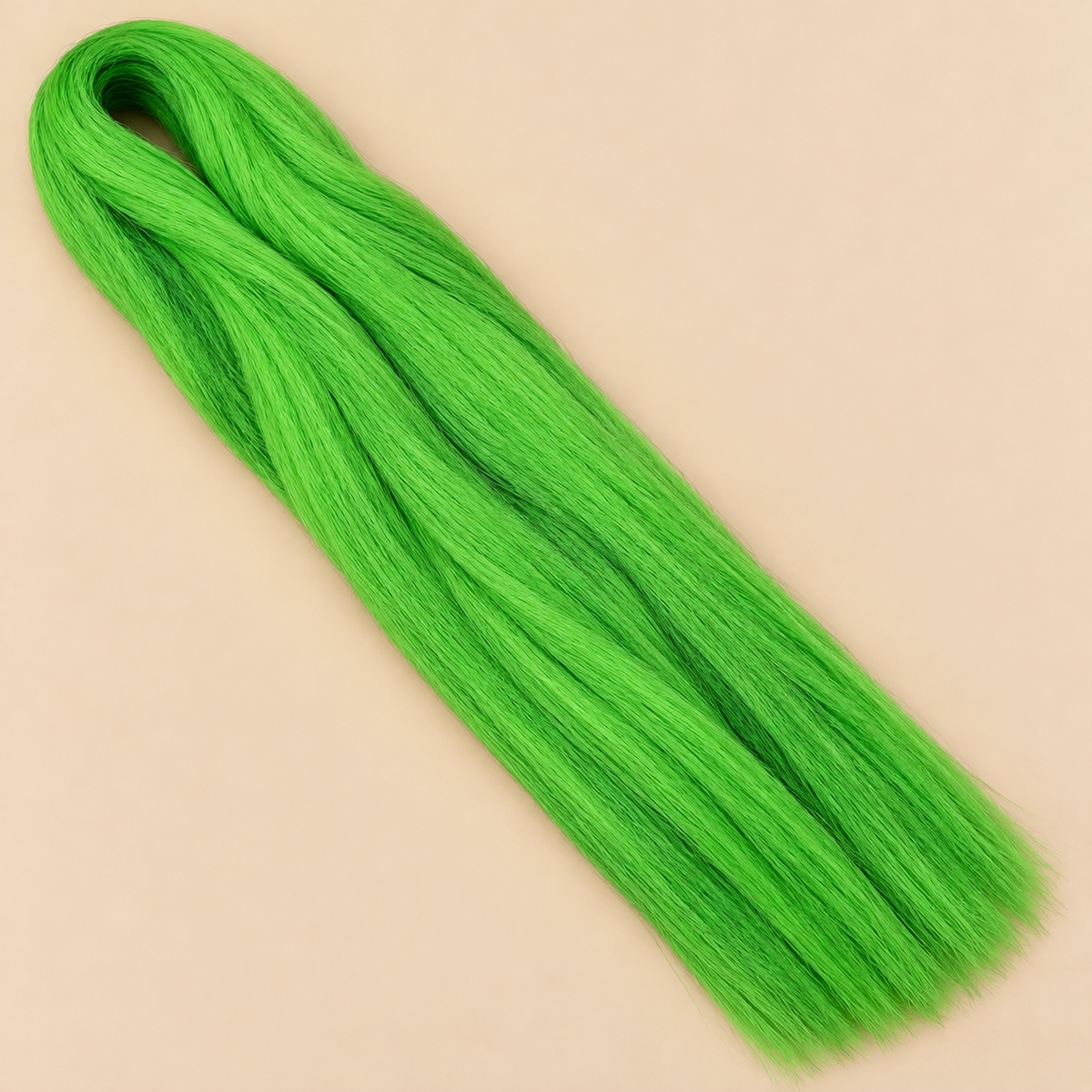 Ultra Braid kanekalon Green limoengroen 100 cm, 165 gram op beige achtergrond