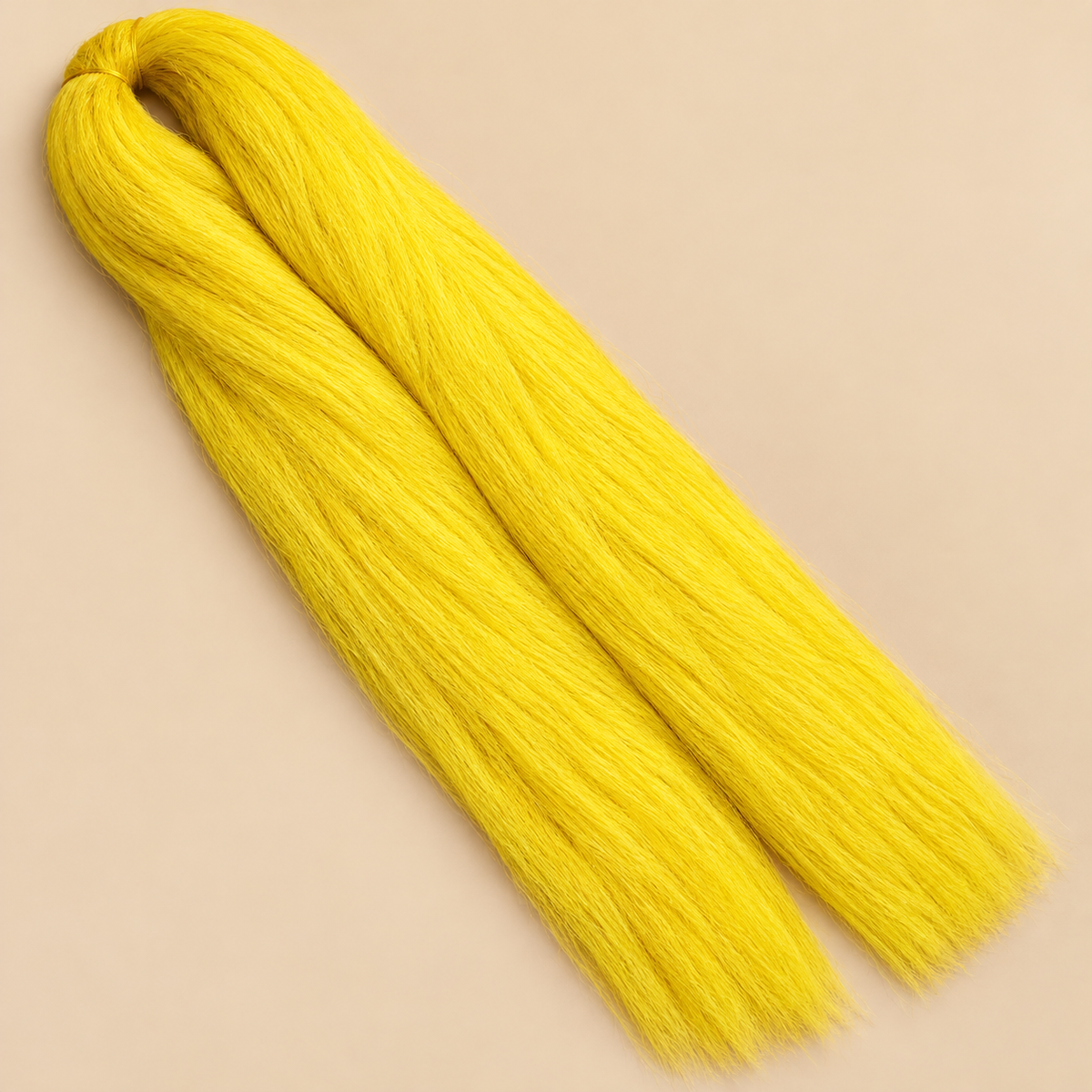 Ultra Braid kanekalon Yellow geel 100 cm, 165 gram op beige achtergrond