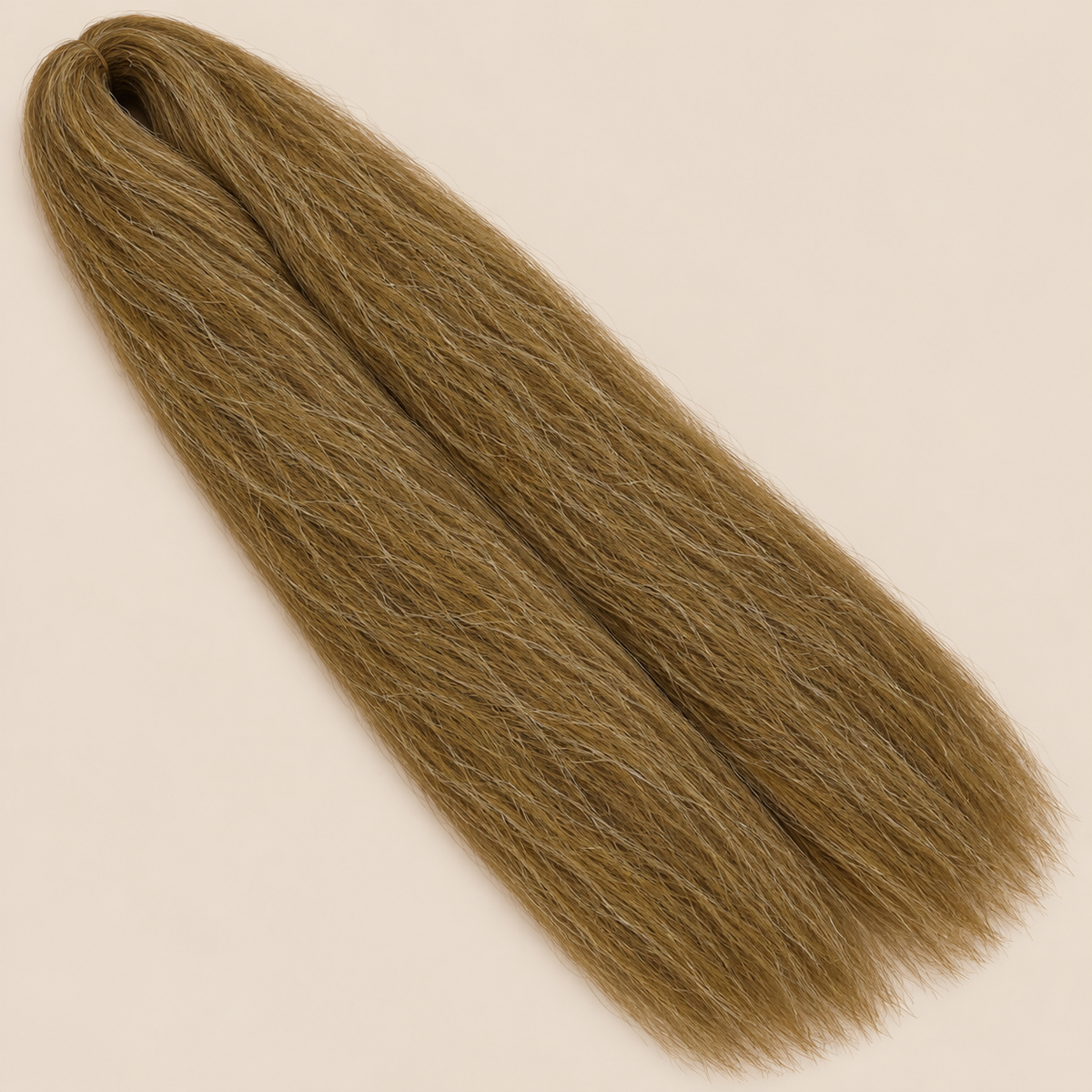 Ultra Braid kanekalon 12 lichtbruin 100 cm, 165 gram op beige achtergrond