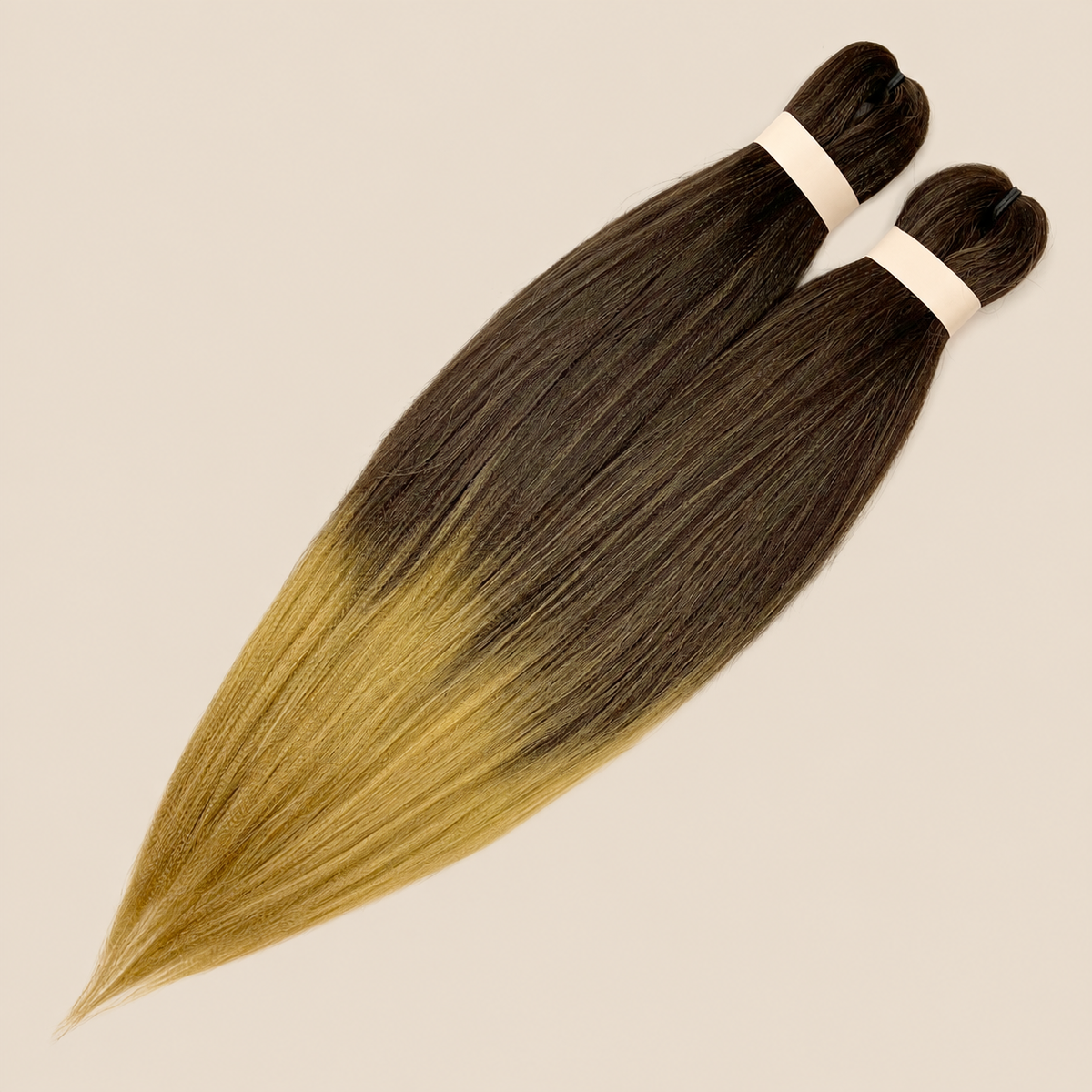 Ultra Braid pre-stretched T4/27 donkerbruin honingblond ombre 60 cm, 160 gram op beige achtergrond