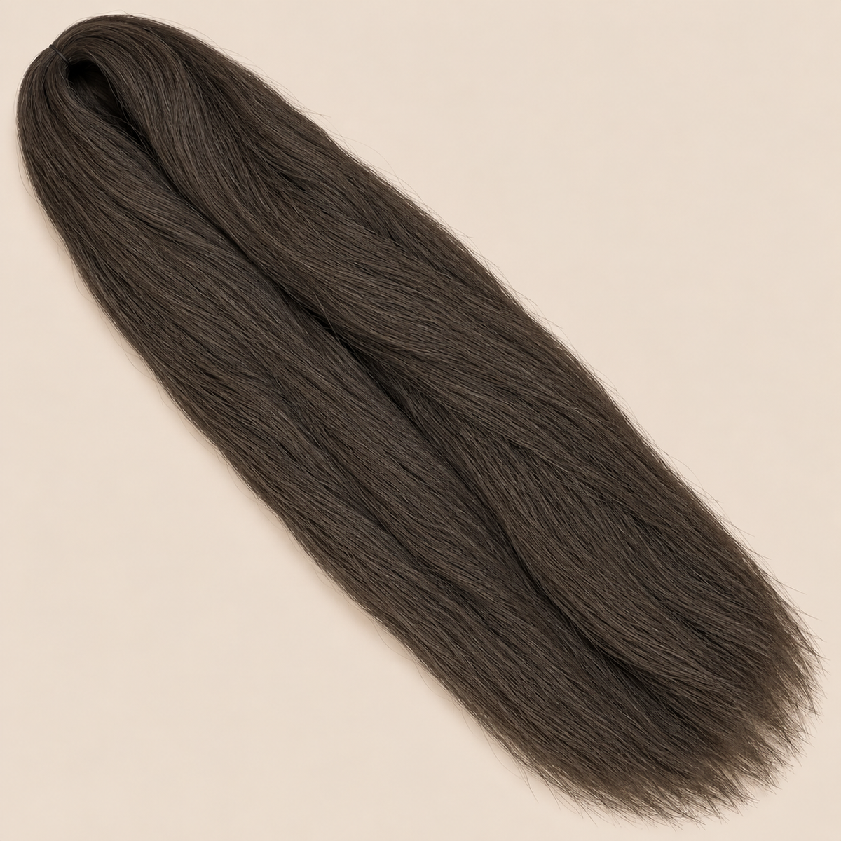 Ultra Braid kanekalon 4 donkerbruin 110 cm, 155 gram op beige achtergrond