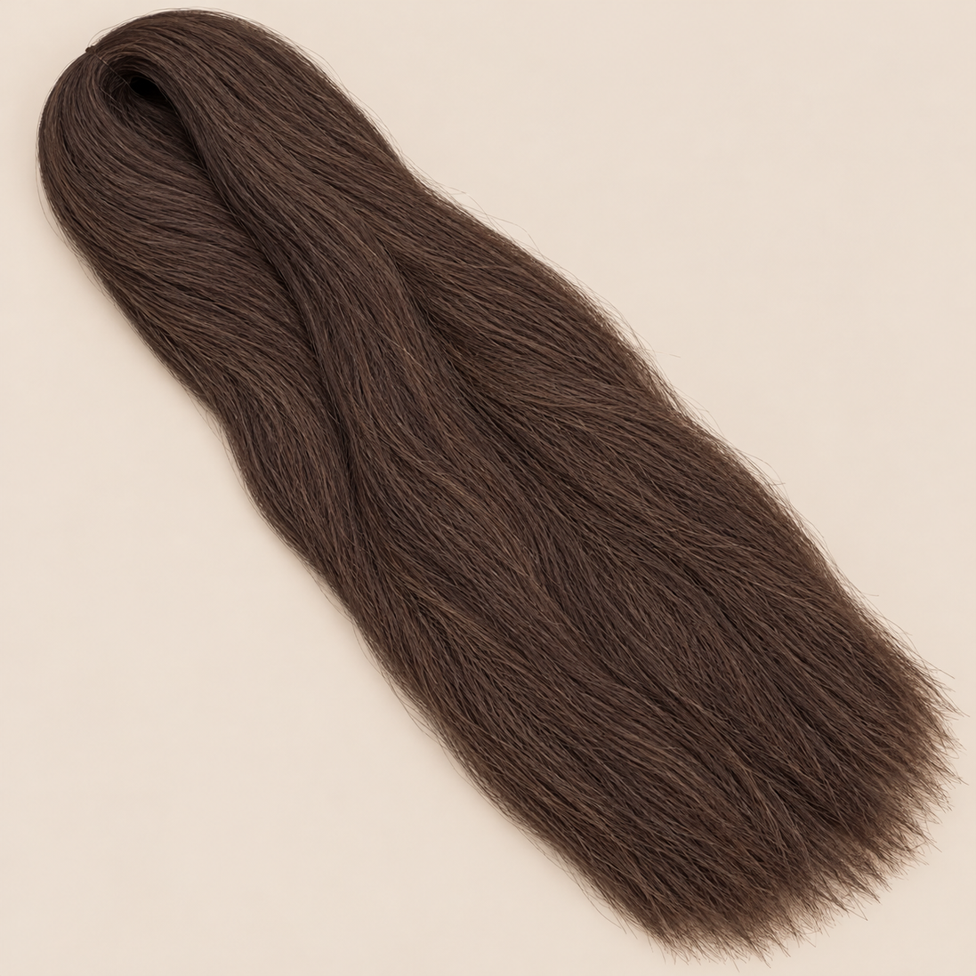 Ultra Braid kanekalon 33 donker kastanjebruin 110 cm, 155 gram op beige achtergrond