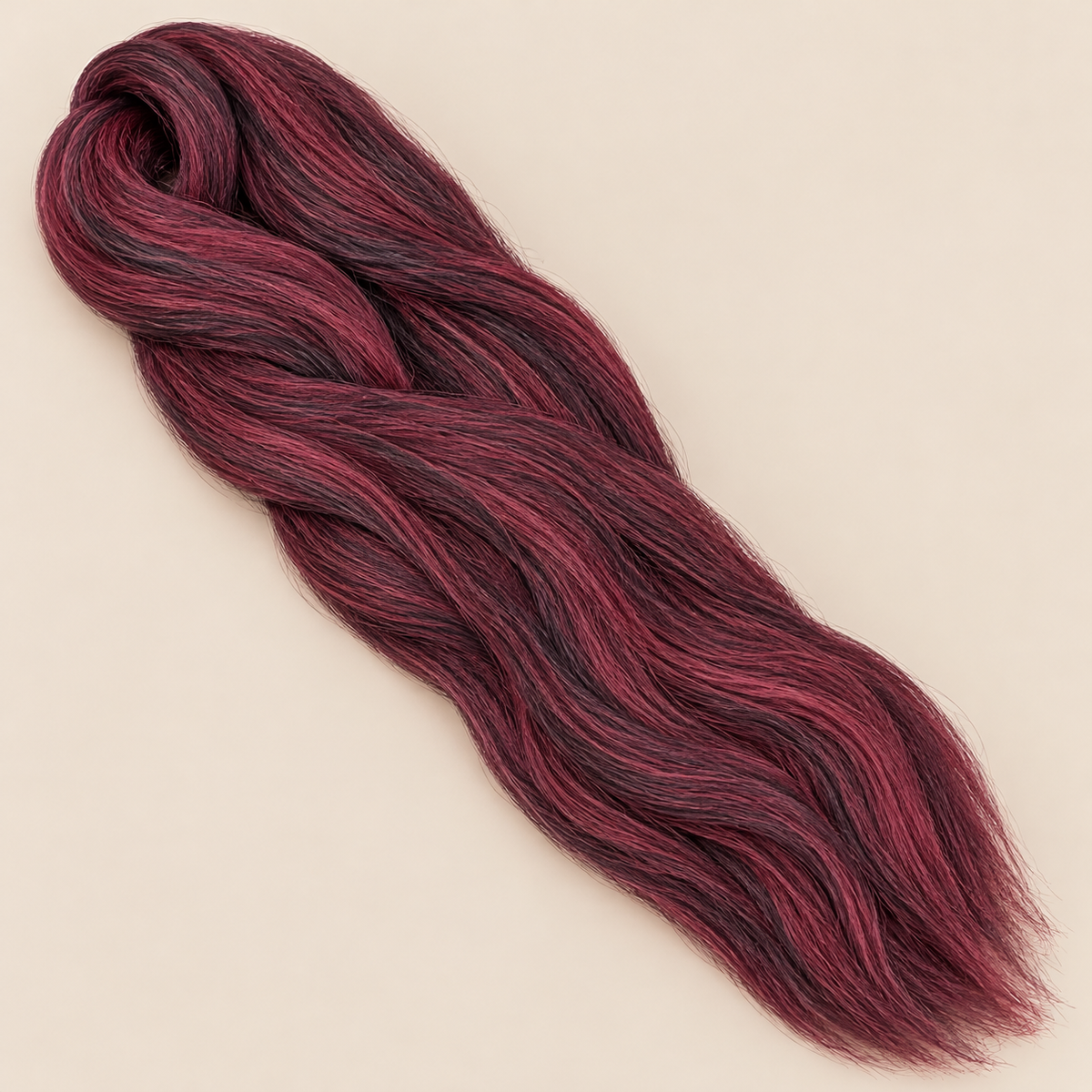 Ultra Braid kanekalon 99J diep bordeaux mix 110 cm, 155 gram op beige achtergrond