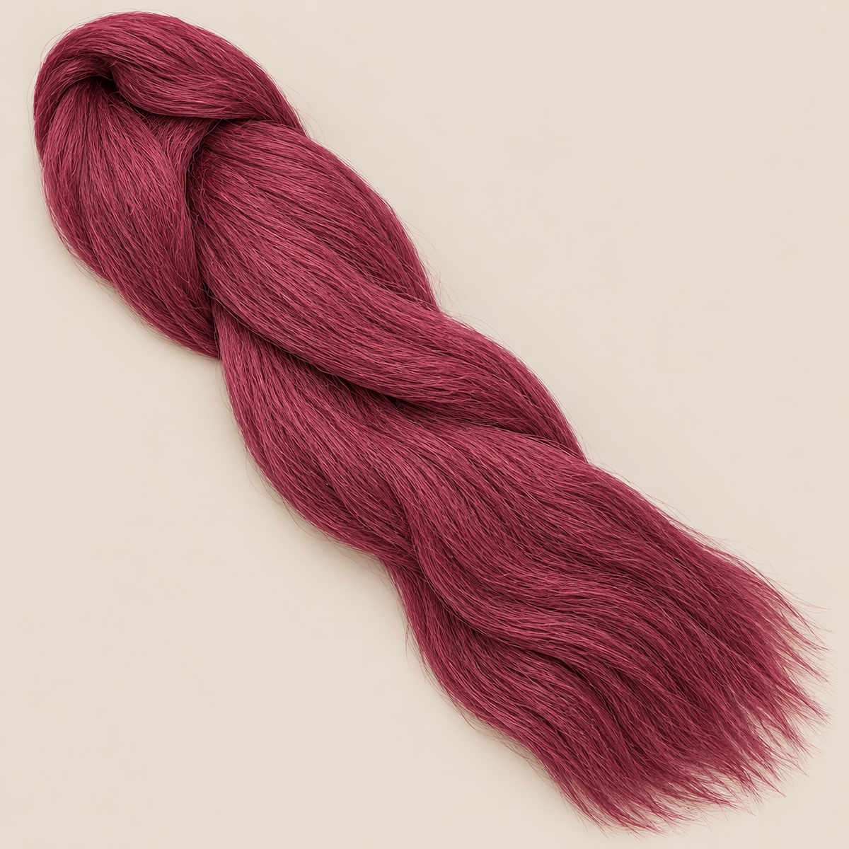 Ultra Braid kanekalon BG bordeauxrood 110 cm, 155 gram op beige achtergrond