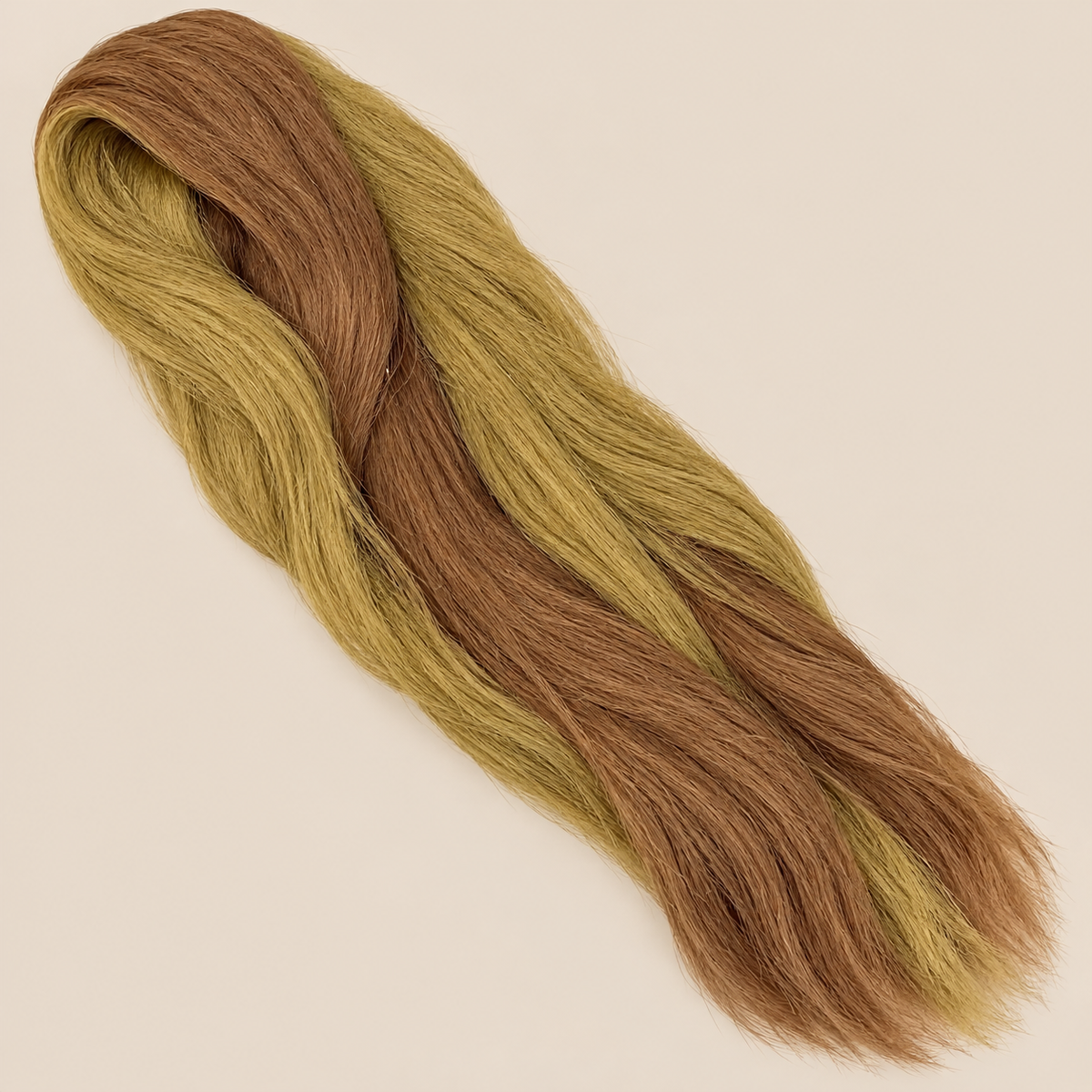 Ultra Braid kanekalon P27/30 honingblond koperbruin mix 110 cm, 155 gram op beige achtergrond