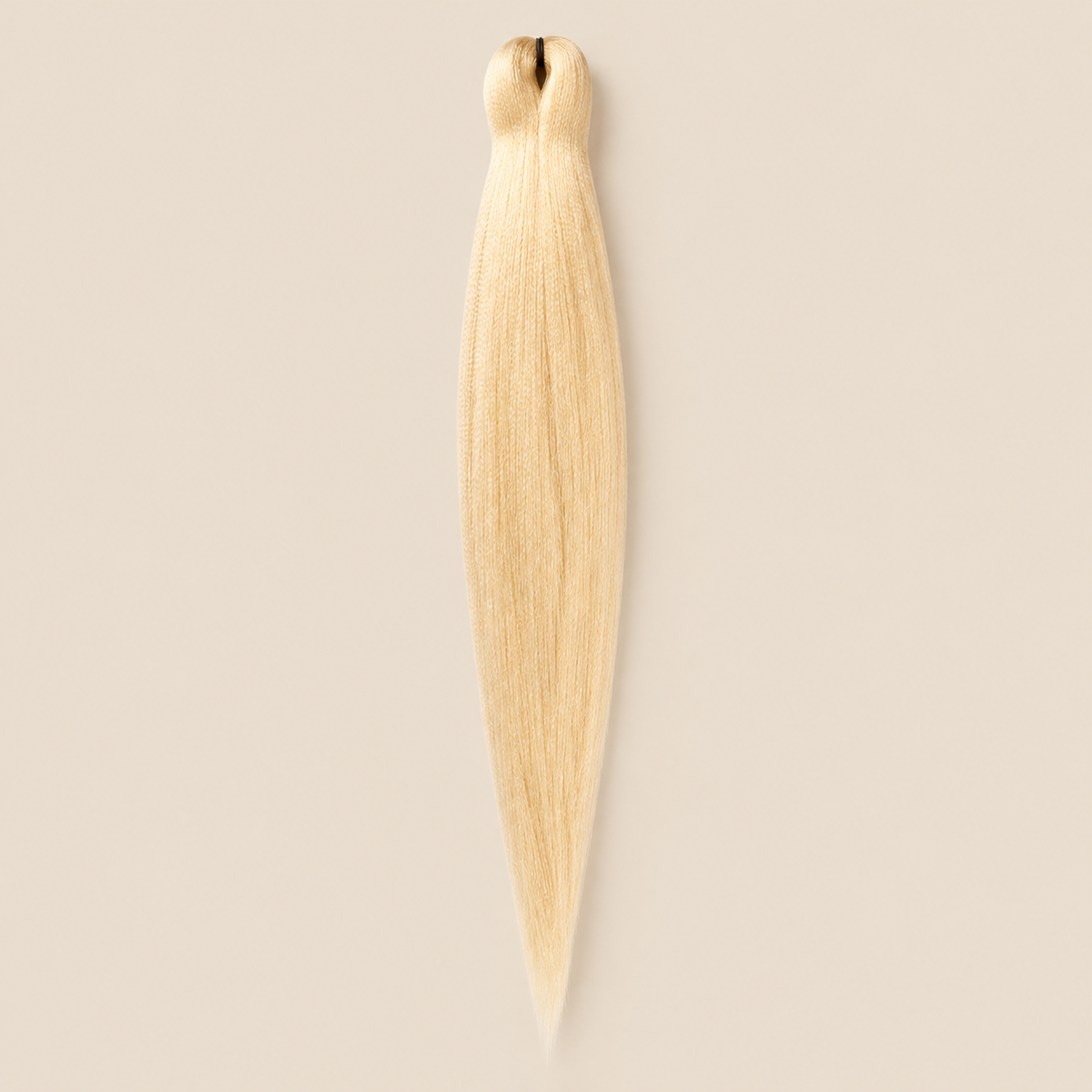 Ultra Braid UV 2-in-1 Pre-stretched kleurcode 613, lichtblond, 60 cm, op een beige achtergrond