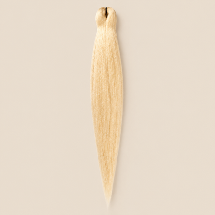 Ultra Braid UV 2-in-1 Pre-stretched kleurcode 613, lichtblond, 60 cm, op een beige achtergrond
