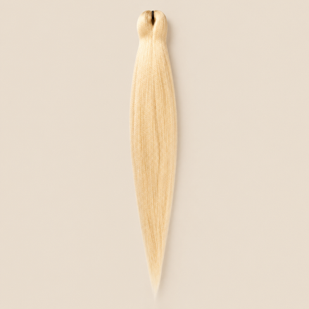 Ultra Braid UV 2-in-1 Pre-stretched kleurcode 613, lichtblond, 60 cm, op een beige achtergrond