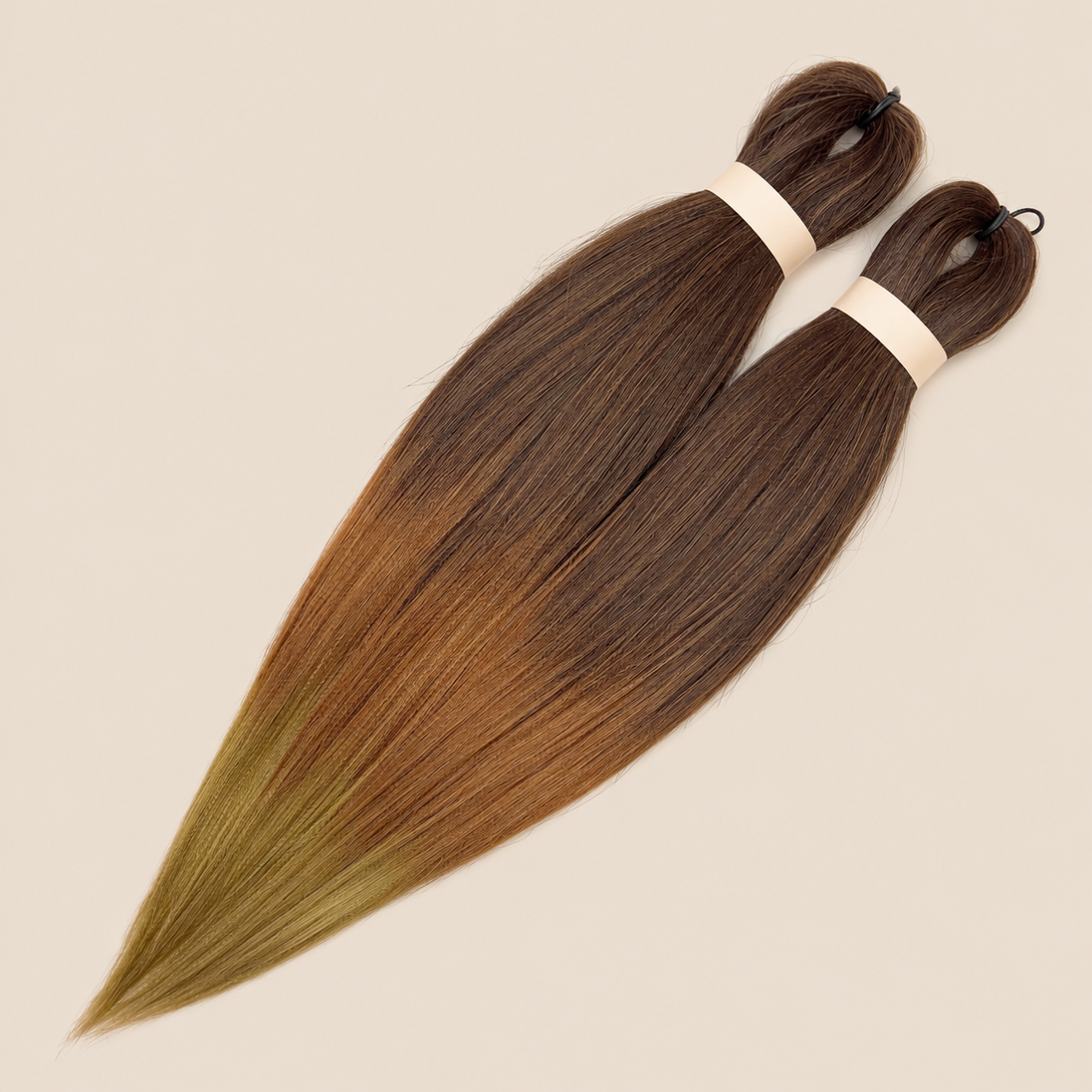 Ultra Braid pre-stretched T3/OM/NaturalBlonde bruin natuurlijk blond ombre 60 cm, 160 gram op beige achtergrond