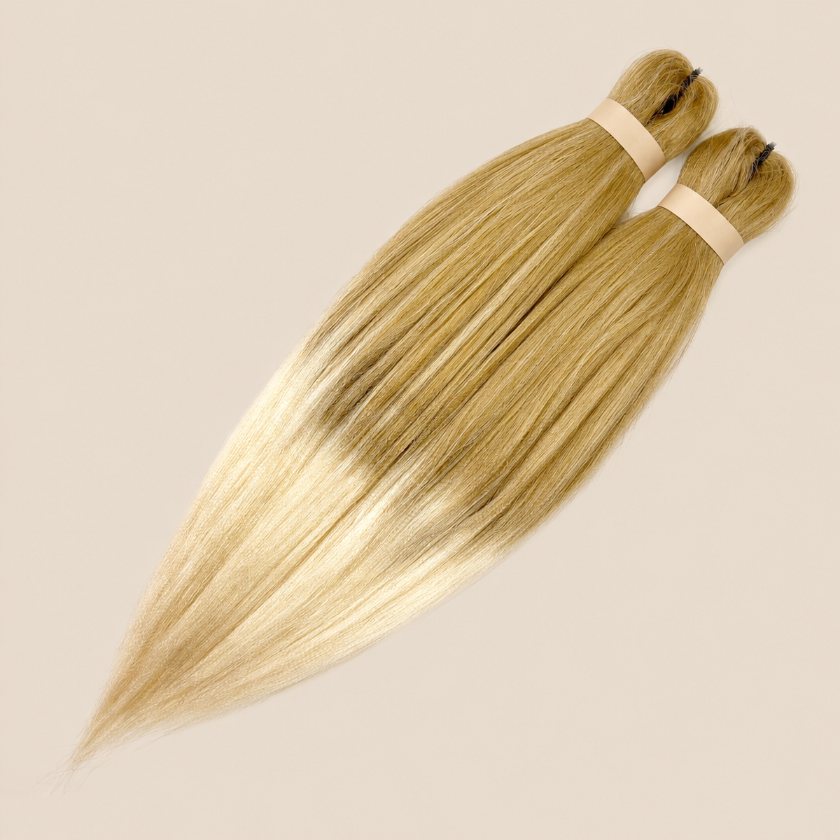 Ultra Braid 2-in-1 pre-stretched M27/613 Honingblond lichtblond, 60 cm 160 gram op beige achtergrond