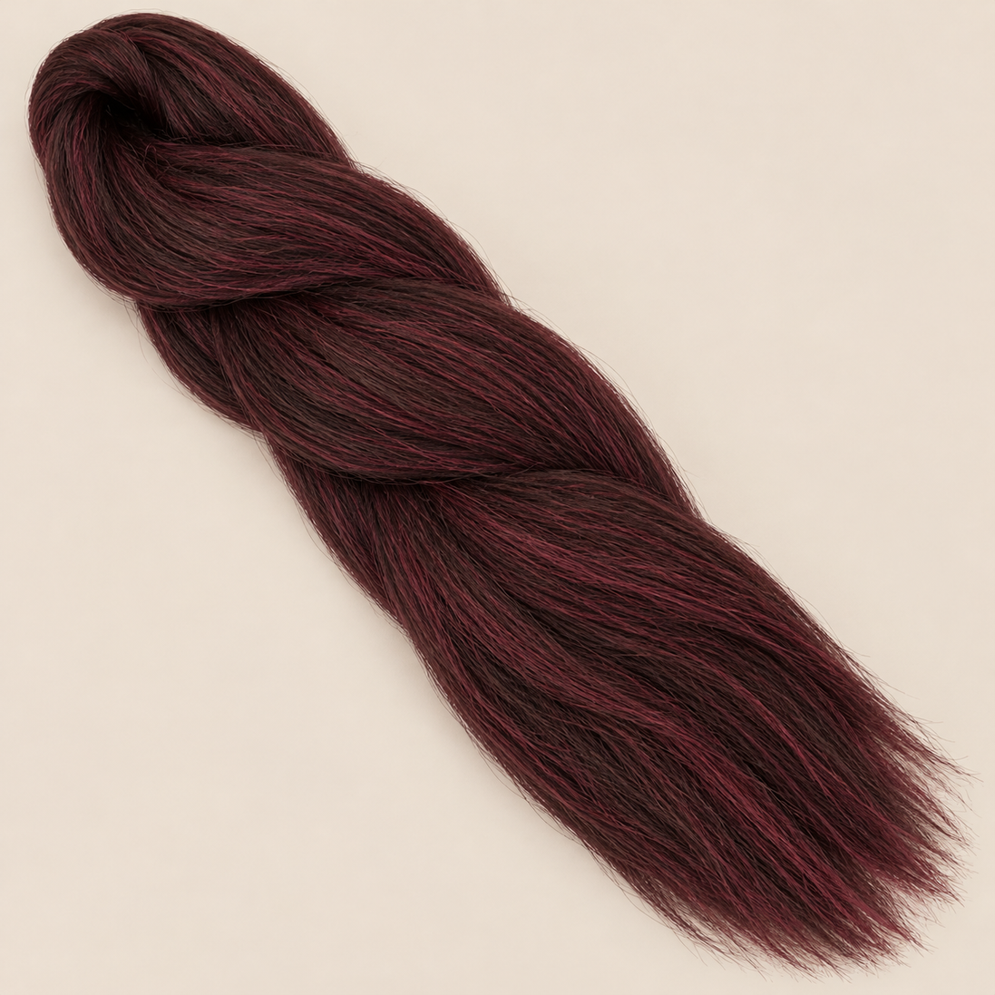 Ultra Braid kanekalon 99j diep bordeaux 100 cm, 165 gram op beige achtergrond