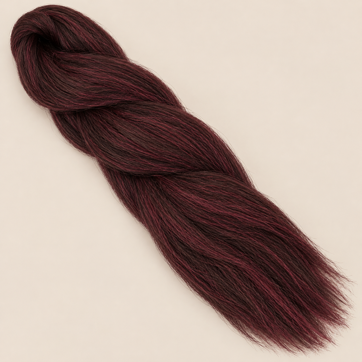 Ultra Braid kanekalon 99j diep bordeaux 100 cm, 165 gram op beige achtergrond