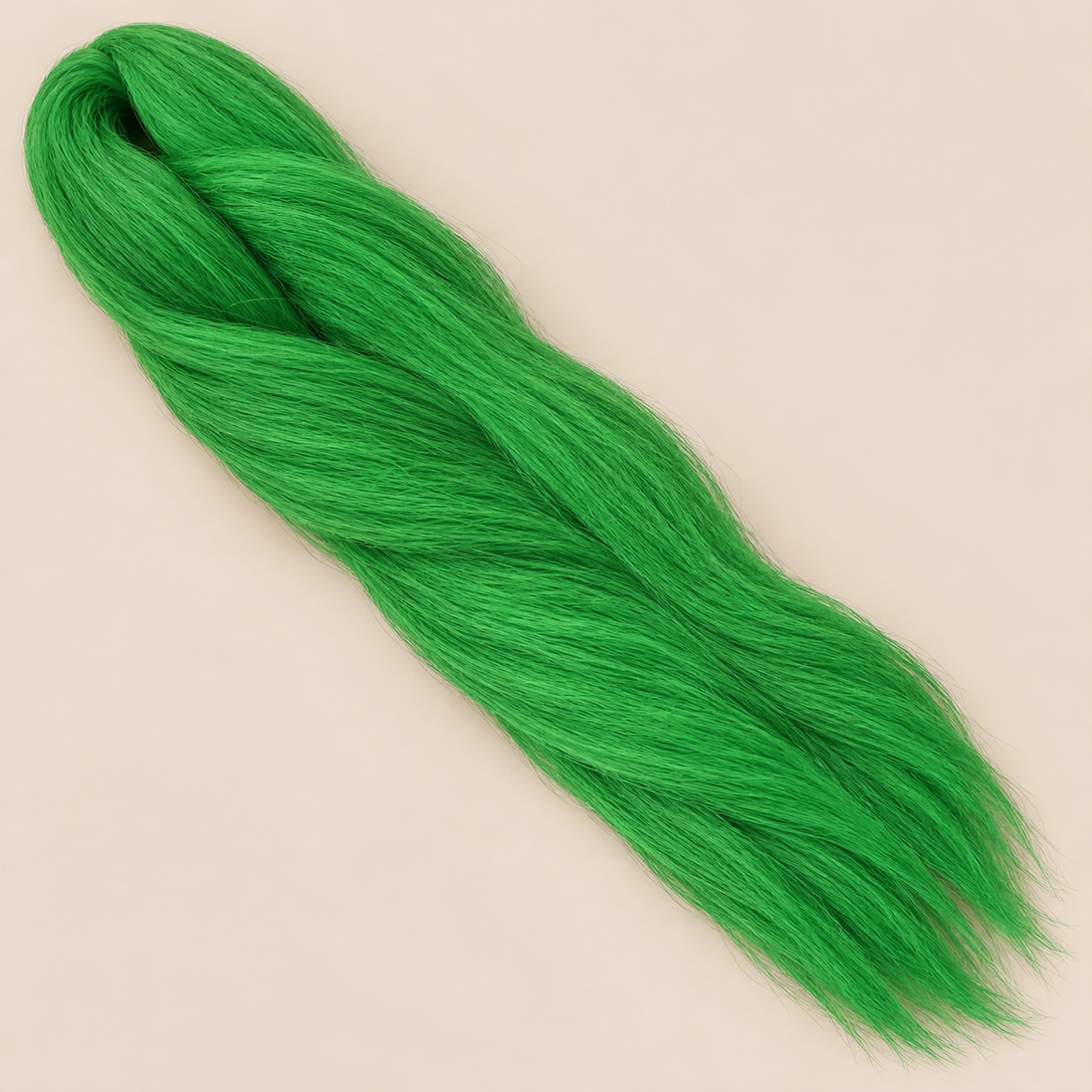 Ultra Braid kanekalon Green groen 110 cm, 155 gram op beige achtergrond
