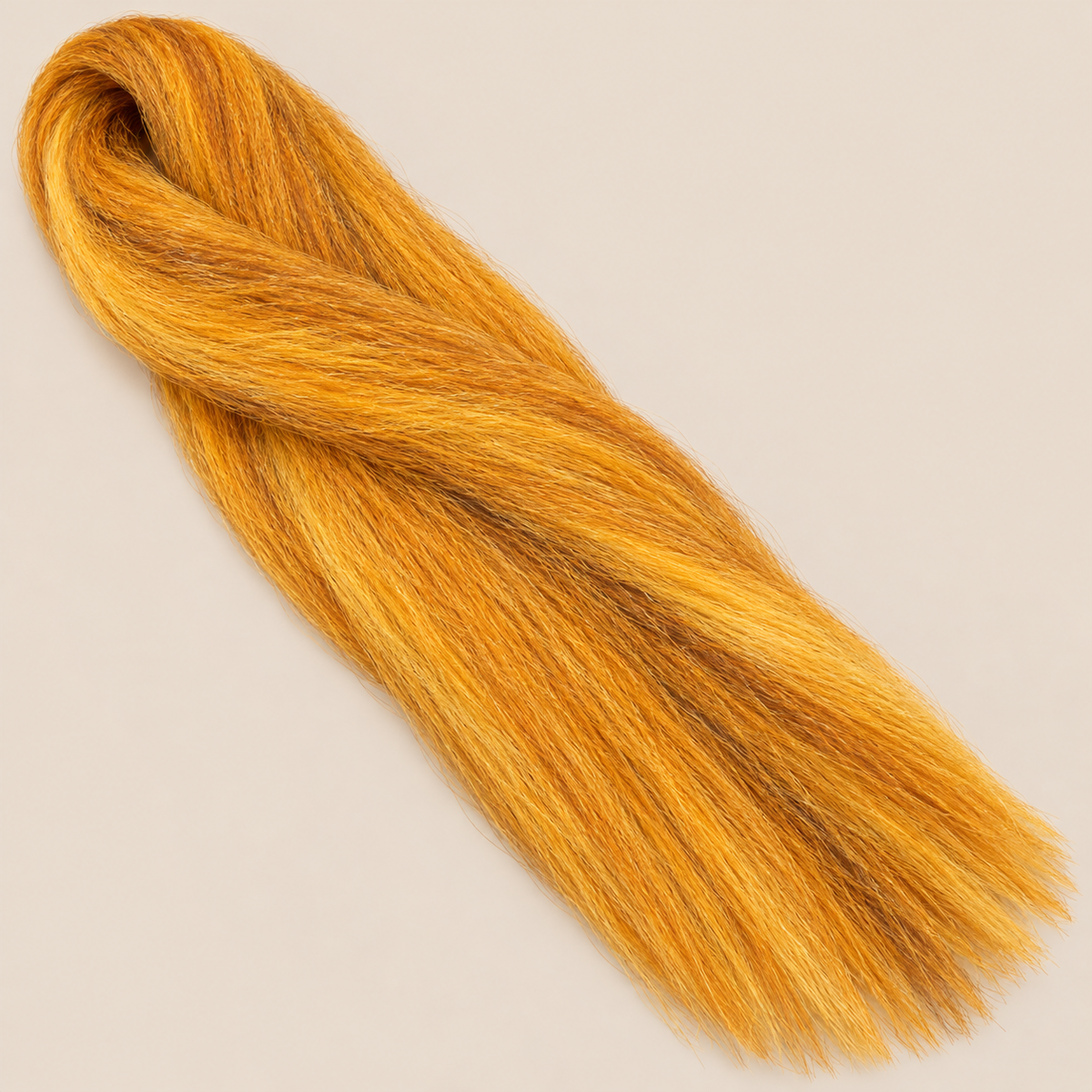 Ultra Braid kanekalon 144 goudkoper 110 cm, 155 gram op beige achtergrond