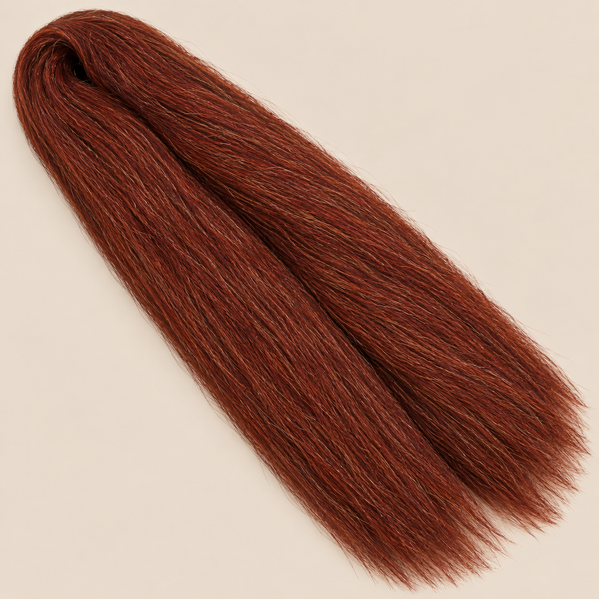 Ultra Braid kanekalon 35 roodbruin 100 cm, 165 gram op beige achtergrond
