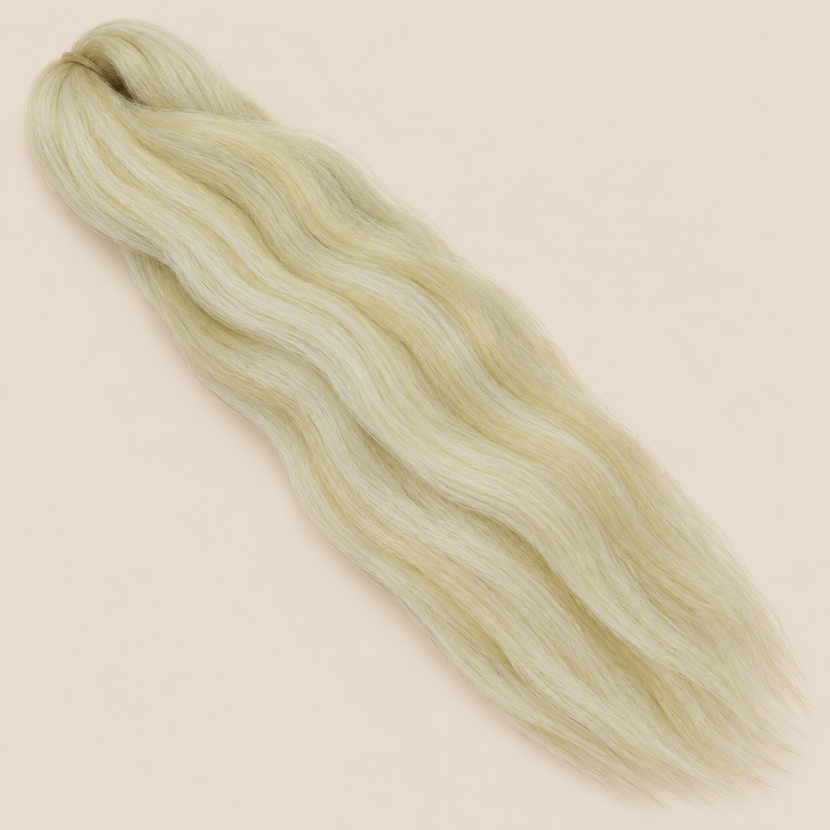 Ultra Braid kanekalon SB cremeblond 100 cm, 165 gram op beige achtergrond