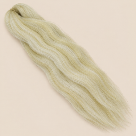 Ultra Braid kanekalon SB cremeblond 100 cm, 165 gram op beige achtergrond