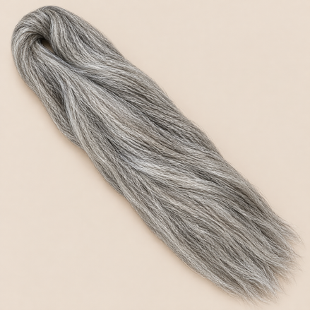 Ultra Braid kanekalon M51 zilvergrijze mix 100 cm, 165 gram op beige achtergrond