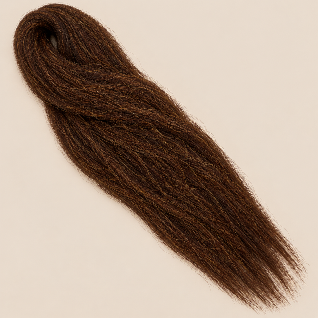 Ultra Braid kanekalon 6 middenbruin 100 cm, 165 gram op beige achtergrond