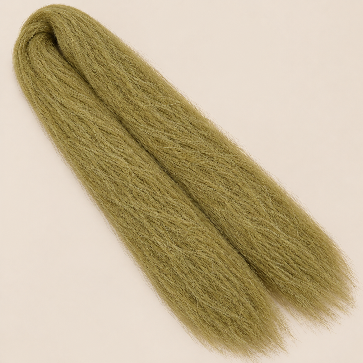 Ultra Braid kanekalon 24 donkerblond 100 cm, 165 gram op beige achtergrond