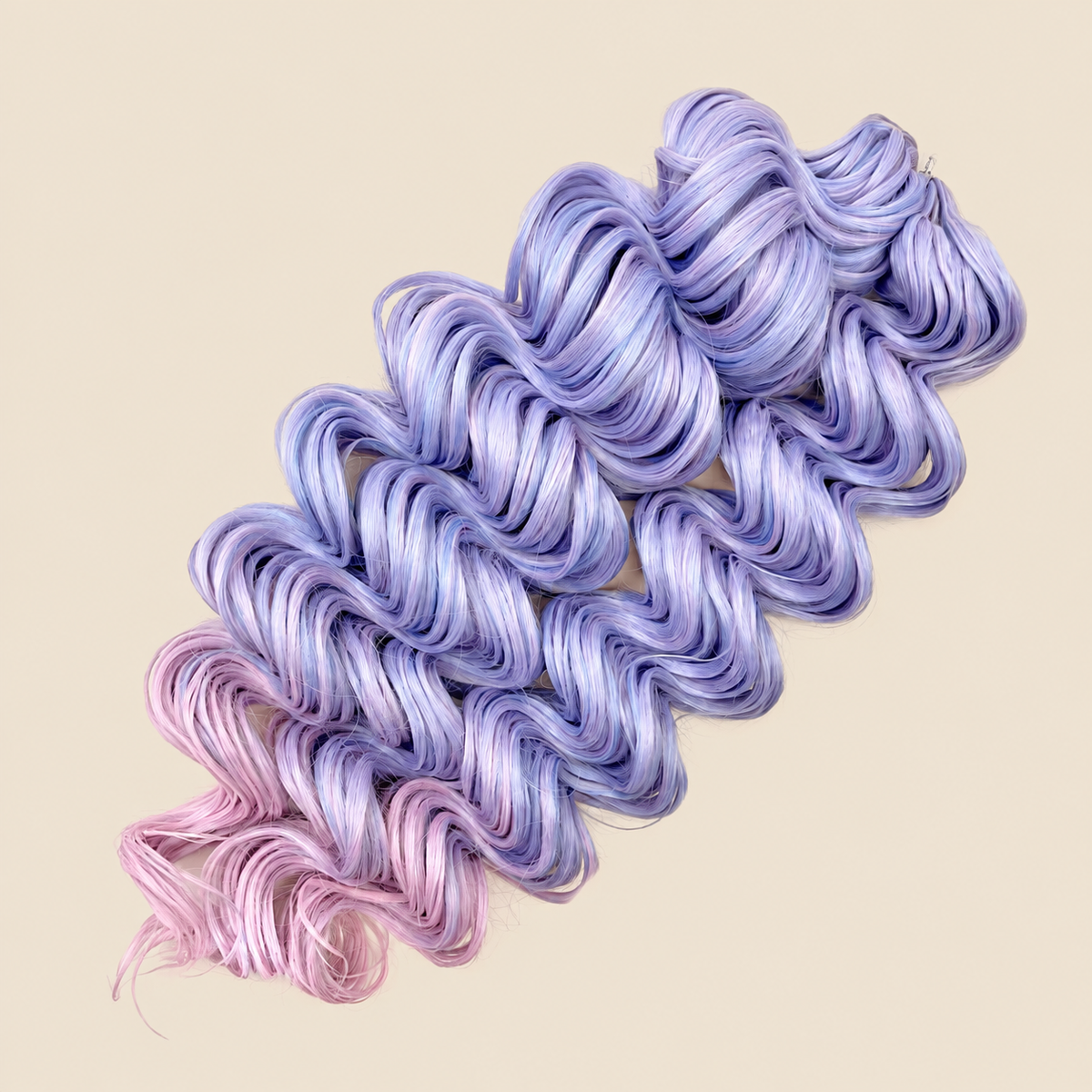 Vanessa golvend invlechthaar 60 cm in lilapaars-roze ombre (T-BPink(1)) op beige achtergrond