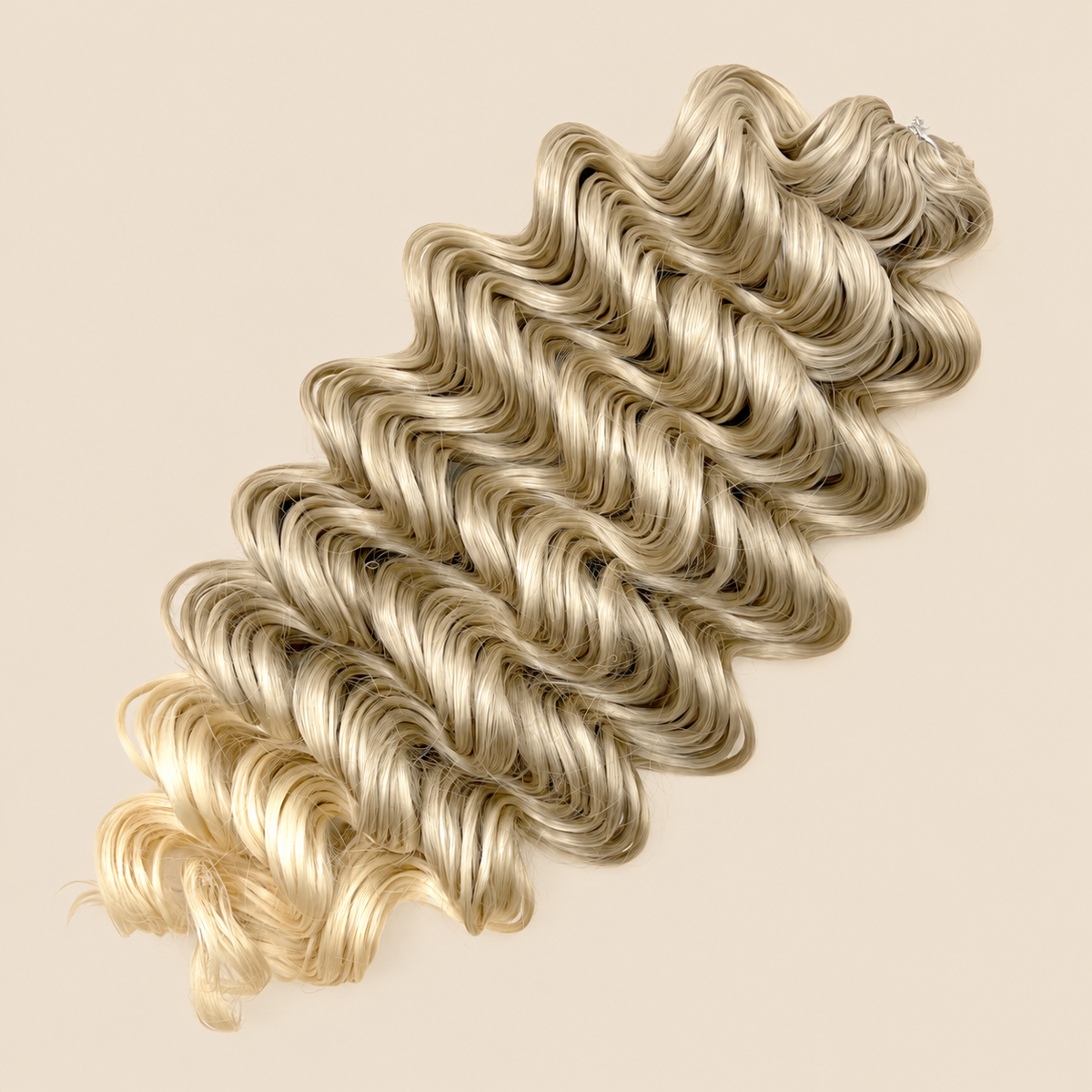 Vanessa golvend invlechthaar 60 cm in asblond-goudblond ombre (T16/613) op beige achtergrond