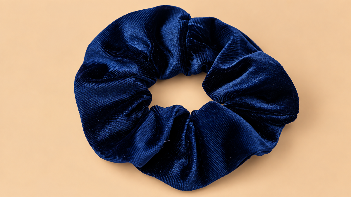Velvet scrunchie donkerblauw navy 8-10 cm - De HaarBoetiek