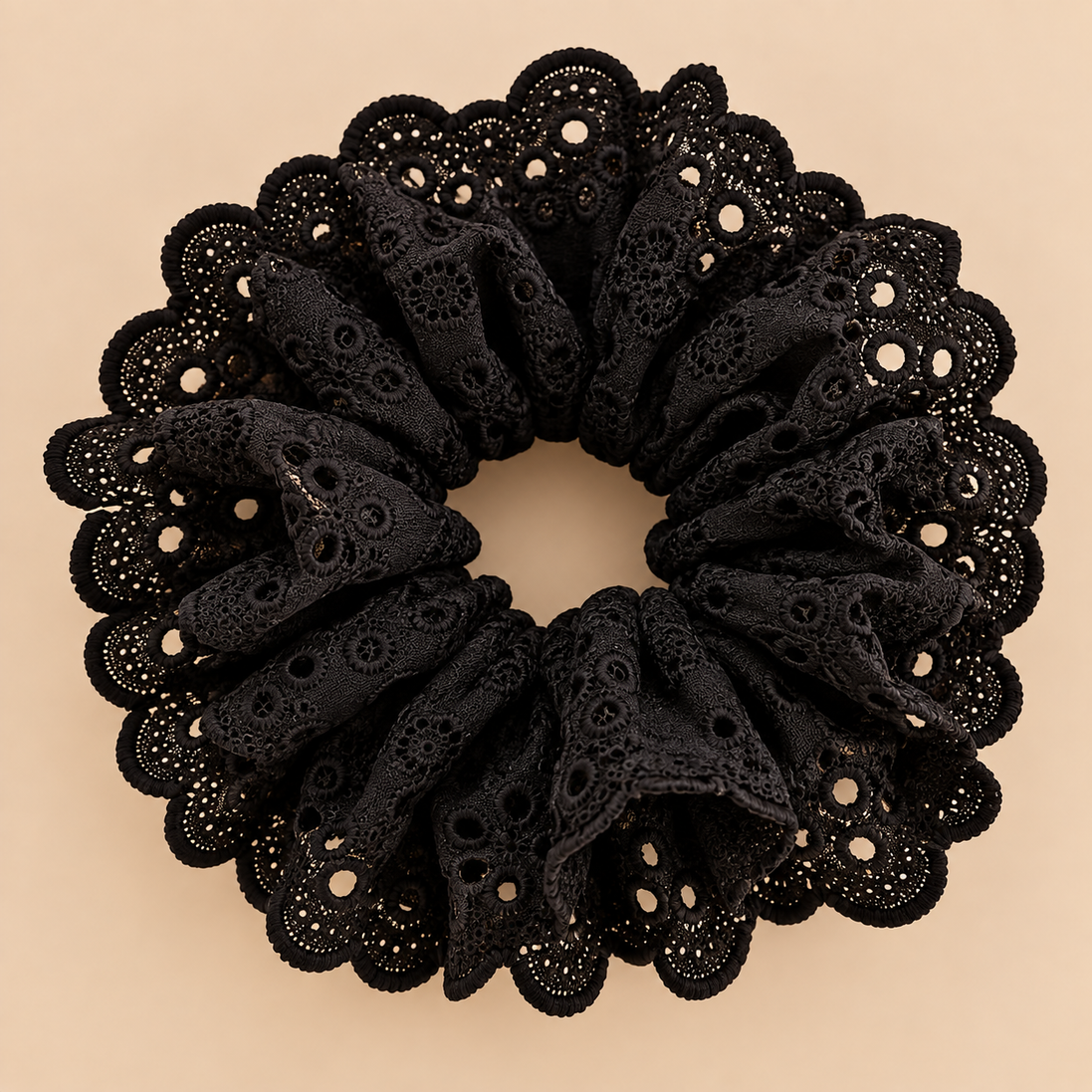 XXL broderie scrunchie zwart - De HaarBoetiek