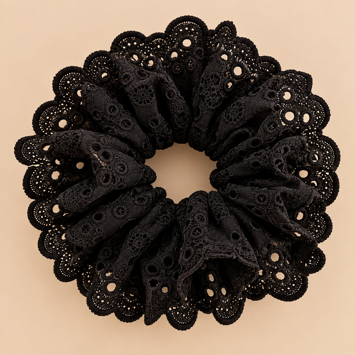XXL broderie scrunchie zwart - De HaarBoetiek