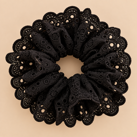 XXL broderie scrunchie zwart - De HaarBoetiek