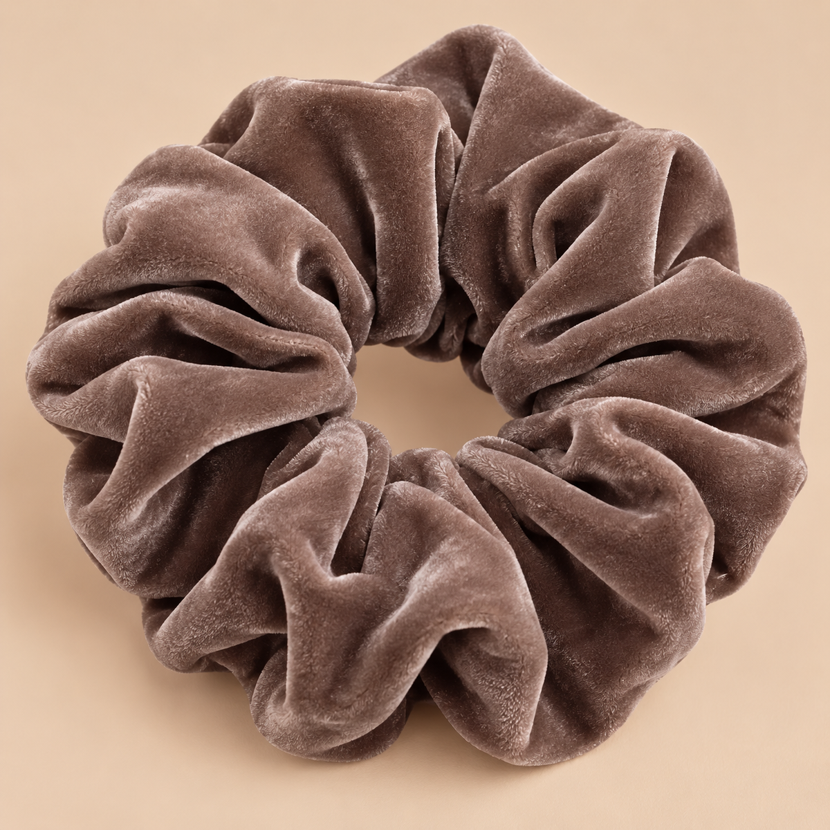 XXL fluwelen scrunchie taupe bruin - De HaarBoetiek