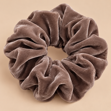 XXL fluwelen scrunchie taupe bruin - De HaarBoetiek