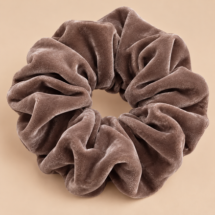 XXL fluwelen scrunchie taupe bruin - De HaarBoetiek