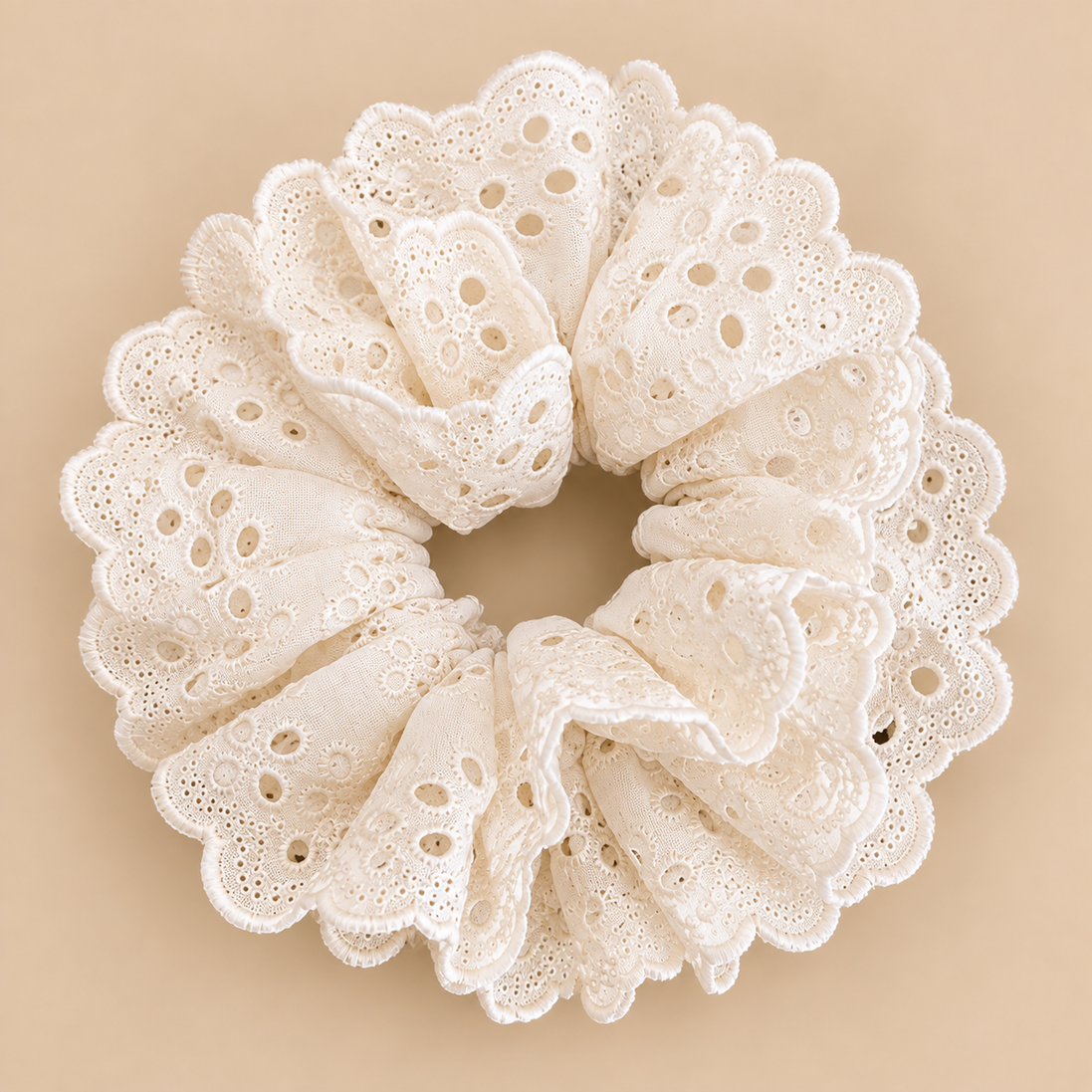 XXL broderie scrunchie wit - De HaarBoetiek