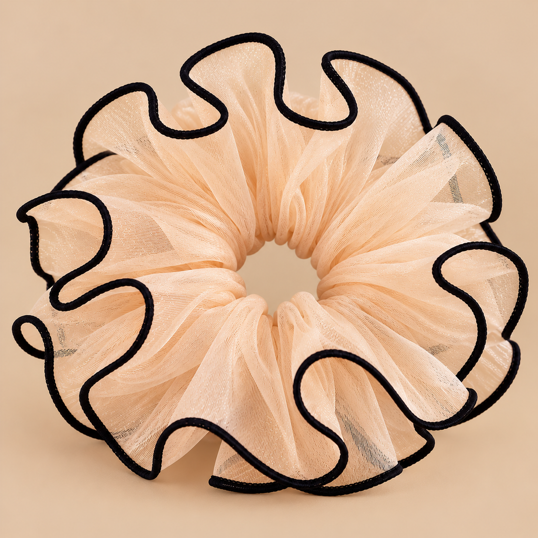 XXL abrikoos organza ruffle scrunchie met zwarte rand - De HaarBoetiek