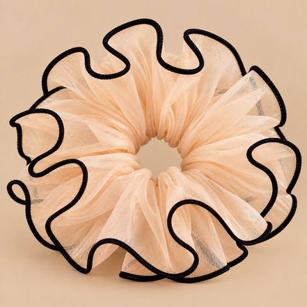 XXL abrikoos organza ruffle scrunchie met zwarte rand - De HaarBoetiek