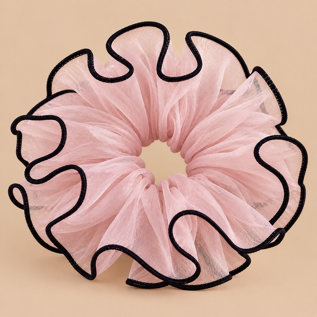 XXL roze organza ruffle scrunchie met zwarte rand - De HaarBoetiek