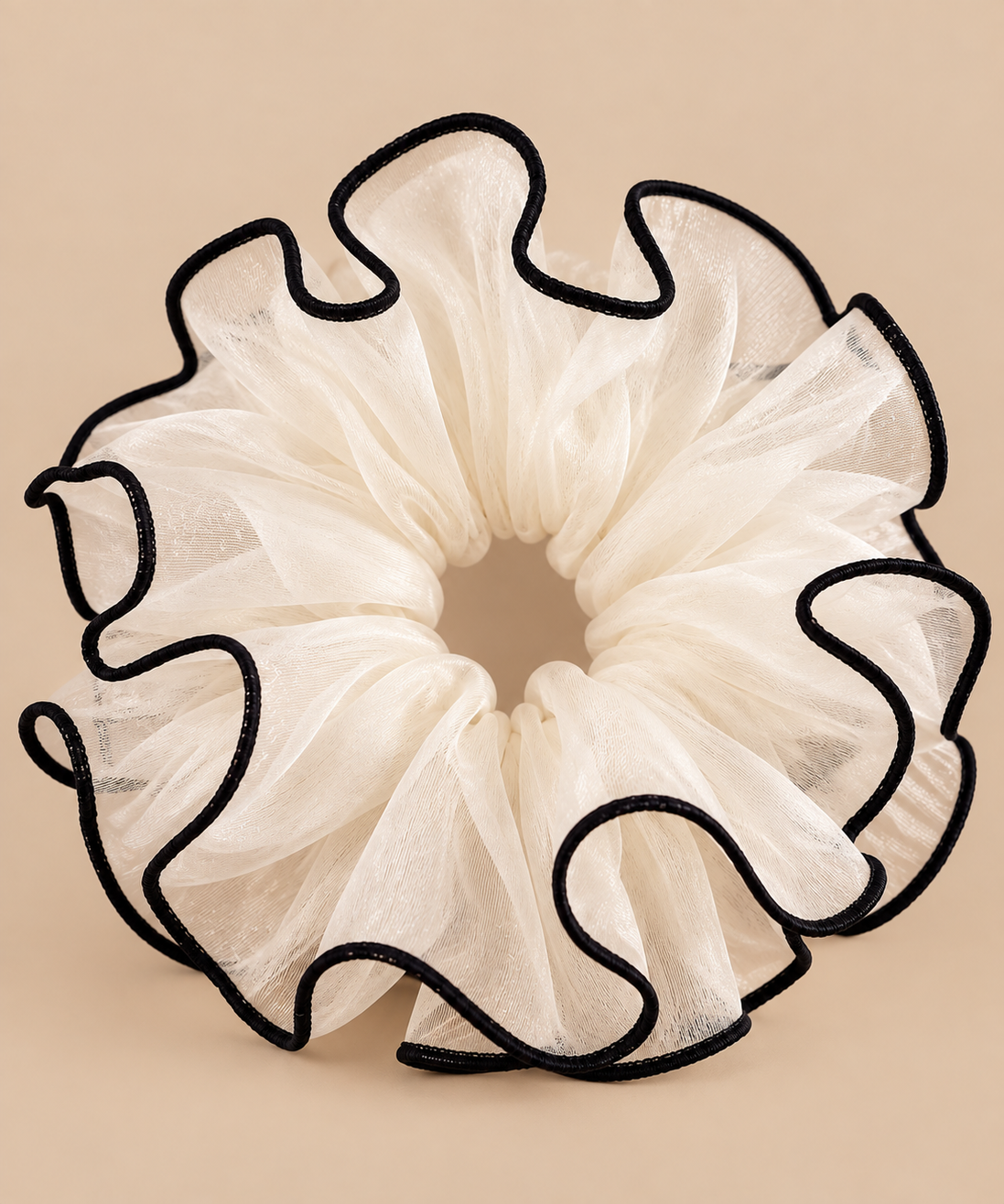 XXL witte organza ruffle scrunchie met zwarte rand - De HaarBoetiek