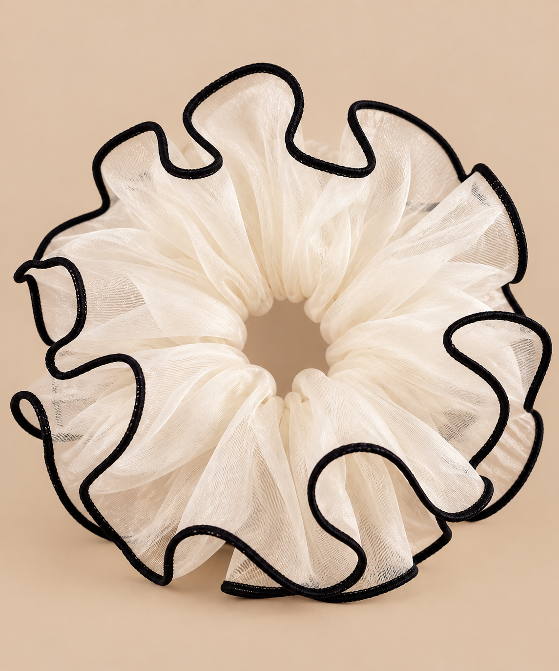 XXL witte organza ruffle scrunchie met zwarte rand - De HaarBoetiek