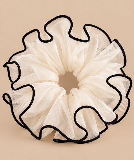 XXL witte organza ruffle scrunchie met zwarte rand - De HaarBoetiek