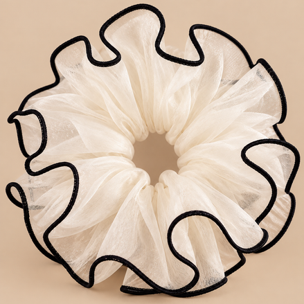 XXL witte organza ruffle scrunchie met zwarte rand - De HaarBoetiek