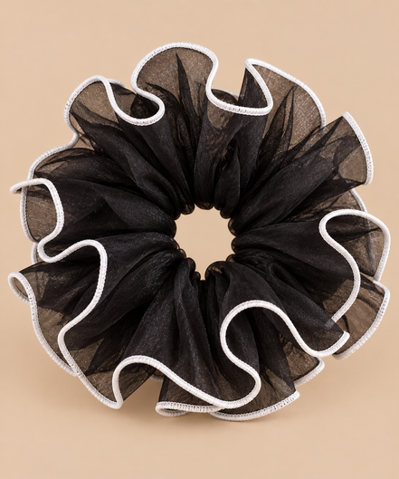 XXL zwarte organza ruffle scrunchie met witte rand - De HaarBoetiek