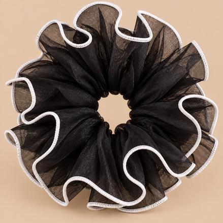 XXL zwarte organza ruffle scrunchie met witte rand - De HaarBoetiek