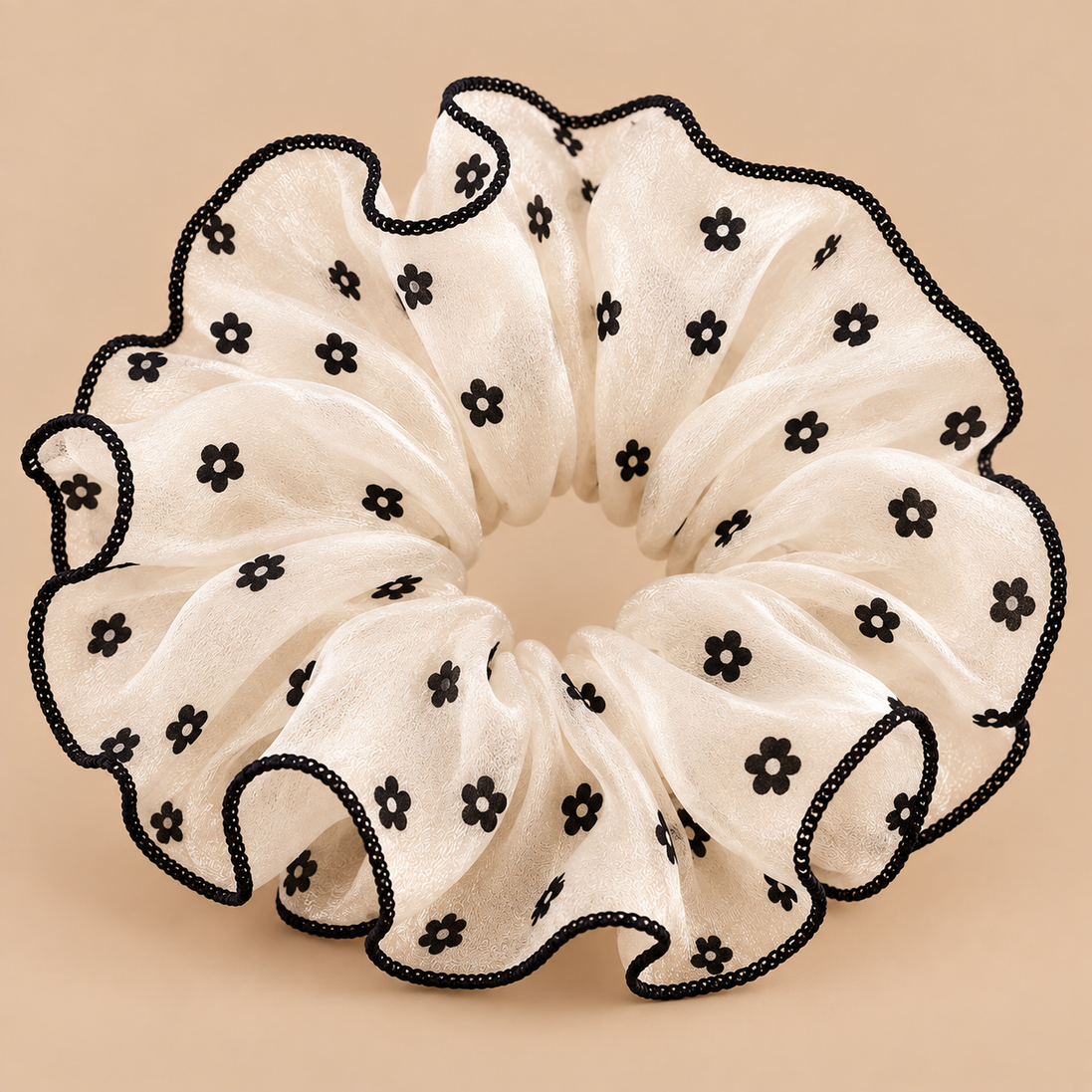 XXL witte organza scrunchie met zwarte bloemetjes en zwarte rand - De HaarBoetiek