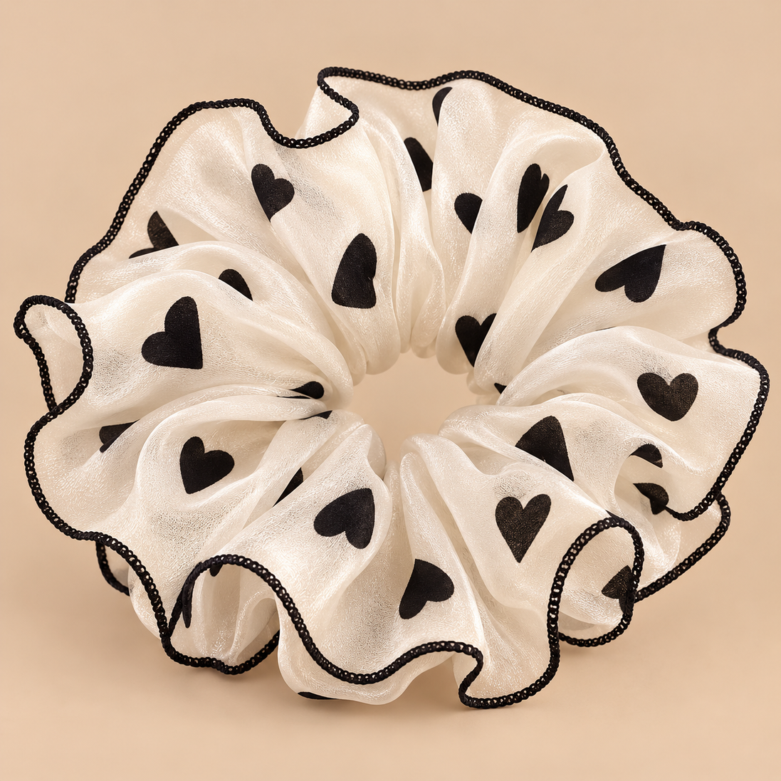 XXL witte organza scrunchie met zwarte hartjes en zwarte rand - De HaarBoetiek