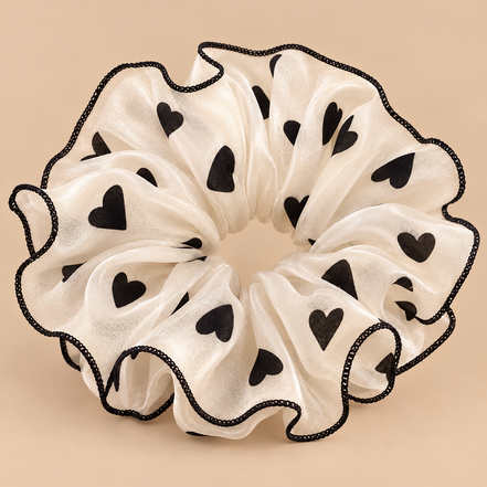 XXL witte organza scrunchie met zwarte hartjes en zwarte rand - De HaarBoetiek